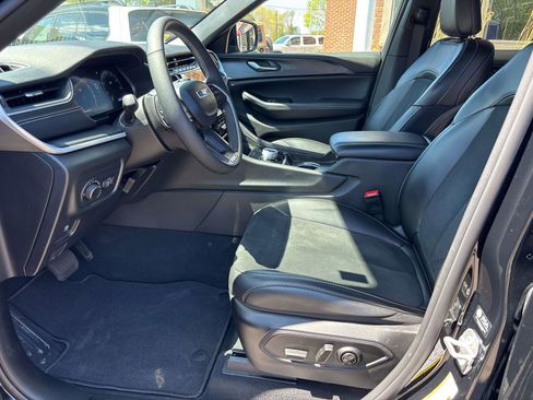 Used 2024 Jeep Grand Cherokee Altitude AWD/4WD image 9