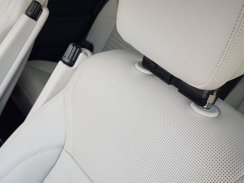 Certified 2025 Land Rover Discovery Dynamic SE image 16