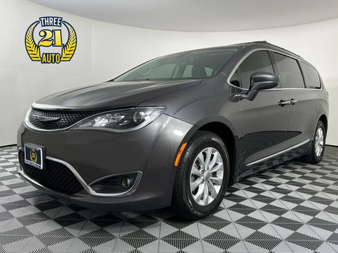 Used 2017 Chrysler Pacifica Touring-L image 1