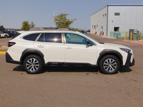 Used 2024 Subaru Outback Premium AWD/4WD image 3