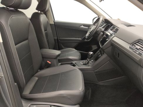 Used 2021 Volkswagen Tiguan SE w/ Panoramic Sunroof Package FWD image 21