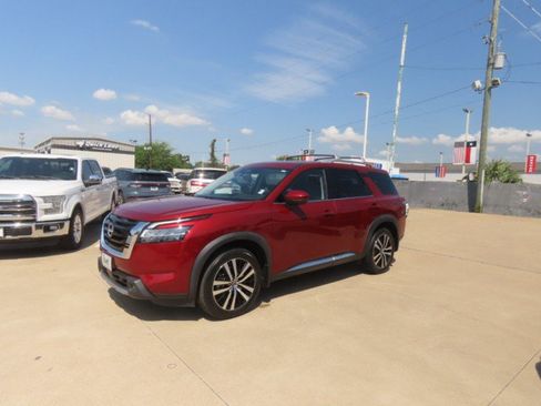 Used 2023 Nissan Pathfinder Platinum FWD image 2