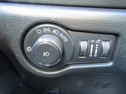 Used 2025 Chrysler Pacifica Limited FWD image 25