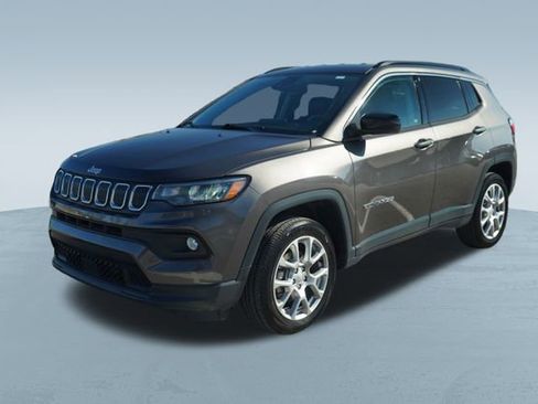 Used 2022 Jeep Compass Latitude image 3