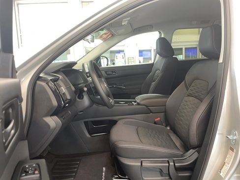Used 2025 Nissan Pathfinder S AWD/4WD image 16