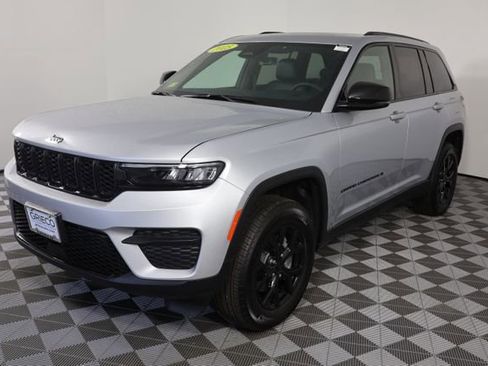 Used 2025 Jeep Grand Cherokee Altitude AWD/4WD image 4