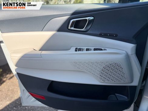 Used 2025 Kia Carnival EX image 22