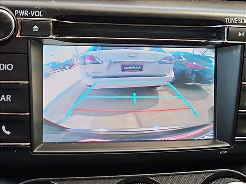 Used 2018 Toyota RAV4 LE FWD image 13