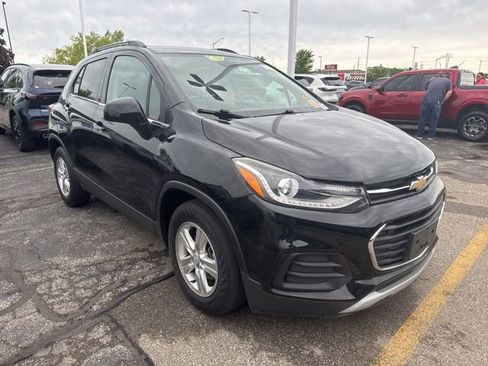 Used 2019 Chevrolet Trax LT w/ Sun & Sound Package FWD image 1