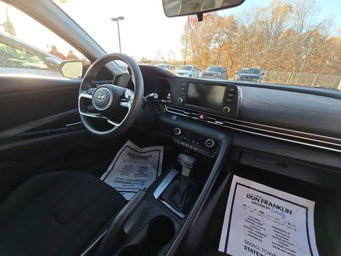 Used 2023 Hyundai Elantra SEL image 11