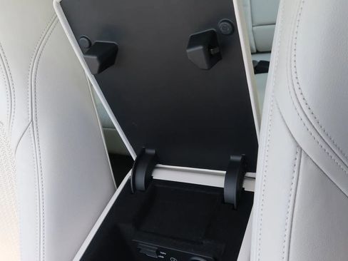 Used 2017 Jaguar XF Prestige image 29