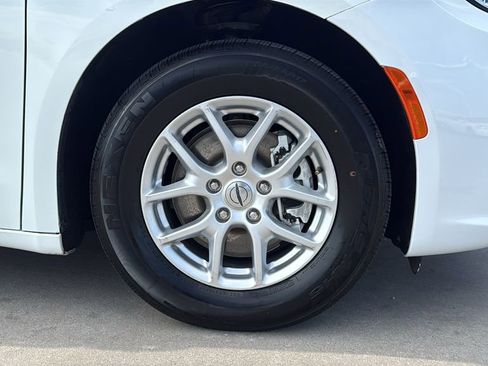 Used 2023 Chrysler Pacifica Touring-L FWD image 34