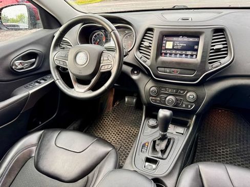 Used 2019 Jeep Cherokee Latitude Plus w/ Cold Weather Group AWD/4WD image 16