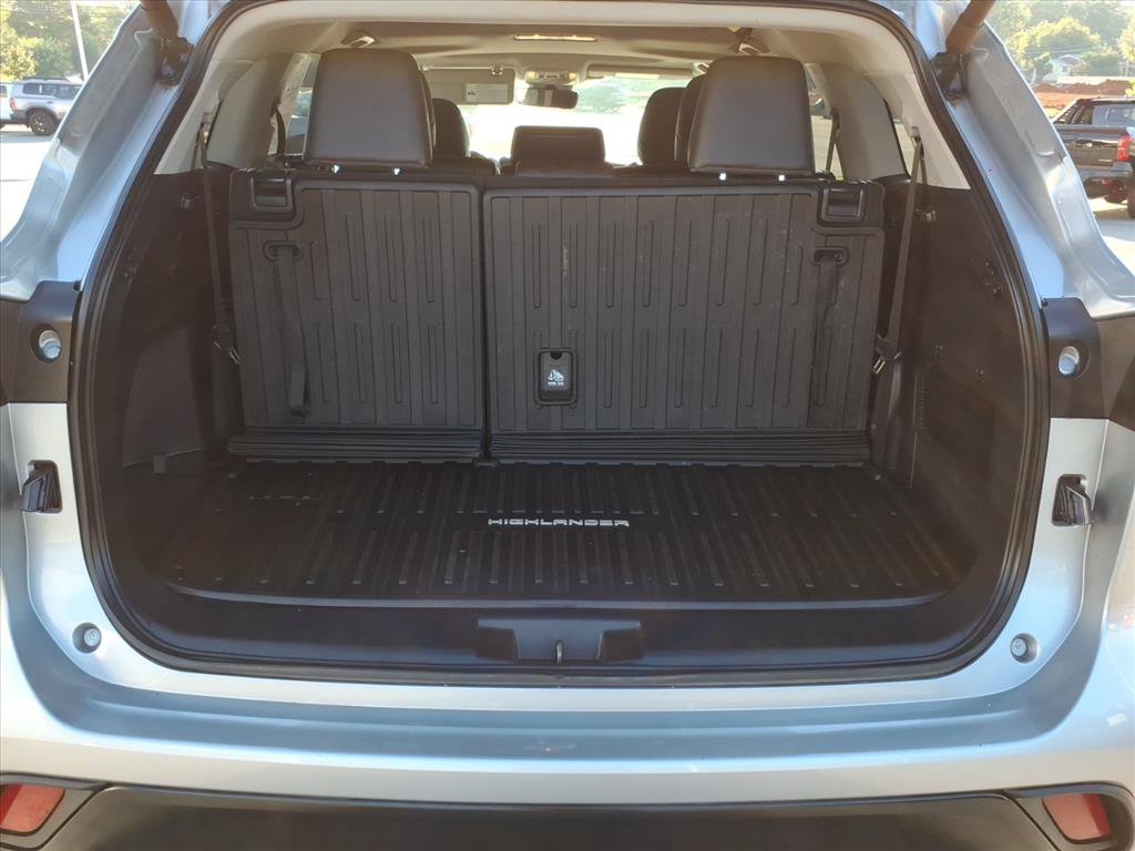 Used 2024 Toyota Highlander XLE AWD/4WD image 10