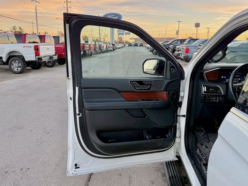 Used 2023 Lincoln Navigator Reserve image 13