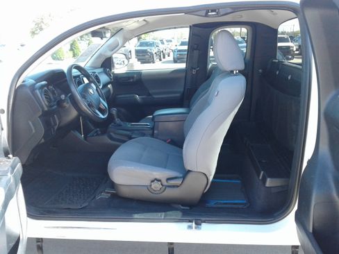 Used 2016 Toyota Tacoma SR image 13