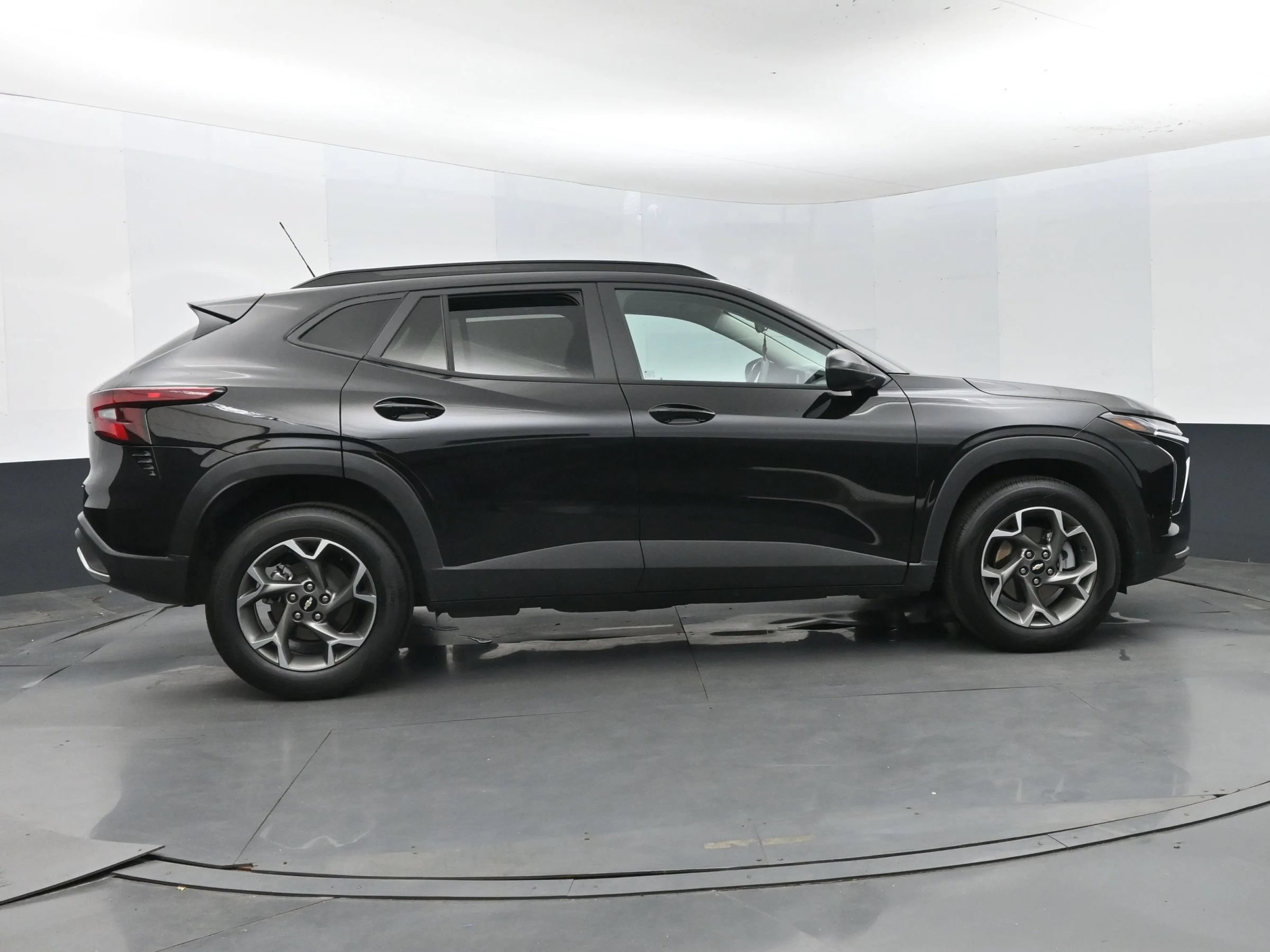 Used 2026 Chevrolet Trax LT FWD image 4