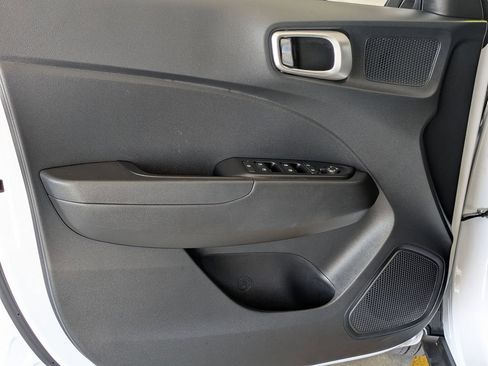 Used 2025 Hyundai Venue SEL FWD image 11