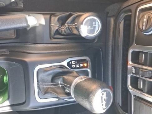 Used 2019 Jeep Wrangler Unlimited Sahara w/ Uconnect 4C Nav & Sound Group AWD/4WD image 16