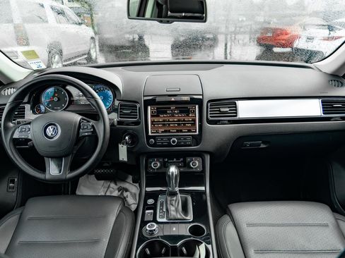 Used 2014 Volkswagen Touareg Sport image 18