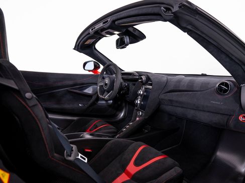 Used 2022 McLaren 765LT image 18