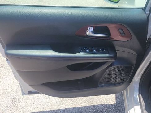 Used 2020 Chrysler Pacifica Limited FWD image 16