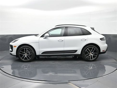 Used 2025 Porsche Macan image 2