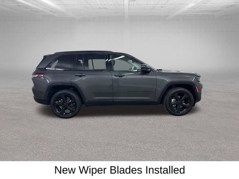 Used 2023 Jeep Grand Cherokee Limited w/ Black Appearance Package AWD/4WD image 16