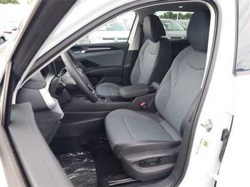 New 2025 Volkswagen Tiguan SE image 8