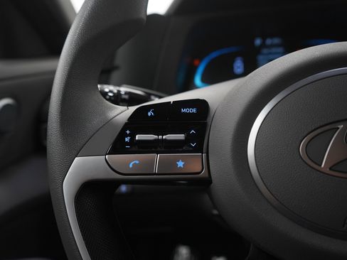 Certified 2025 Hyundai Elantra SE FWD image 23