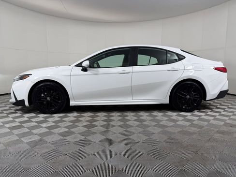 Used 2025 Toyota Camry SE FWD image 2