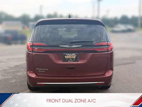 Used 2023 Chrysler Pacifica Touring-L FWD image 3