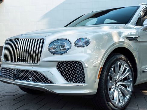 Certified 2025 Bentley Bentayga image 8