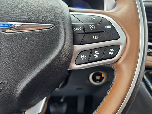 Used 2017 Chrysler Pacifica Limited FWD image 26