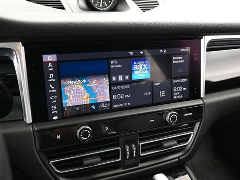 Certified 2022 Porsche Macan AWD/4WD image 19