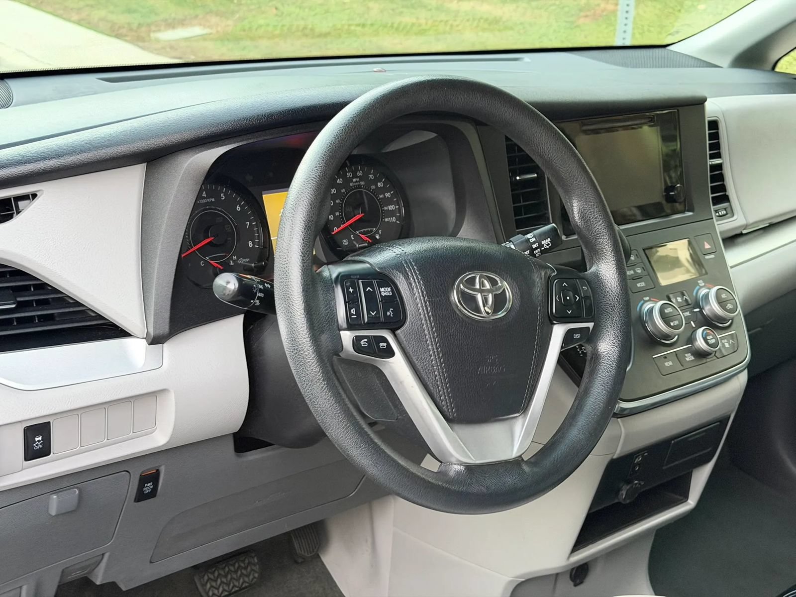 Used 2017 Toyota Sienna LE FWD image 24