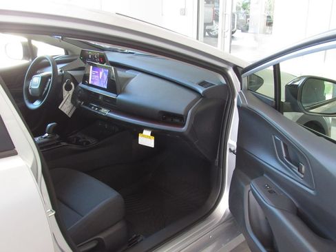Used 2026 Toyota Prius Plug-In Hybrid FWD image 17