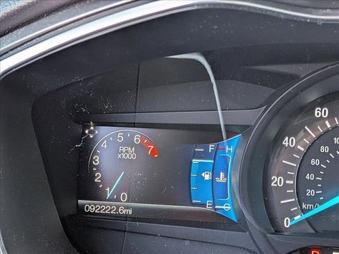 Used 2017 Ford Fusion SE w/ Fusion SE Technology Package image 4