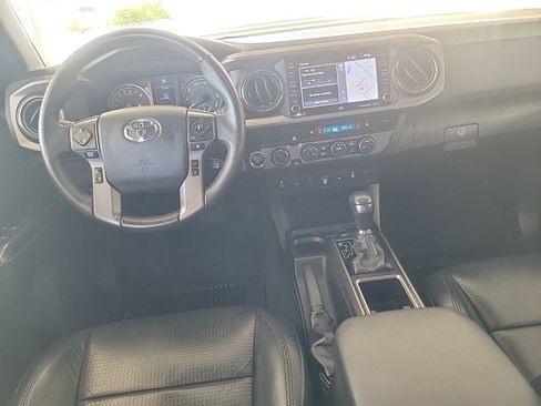 Used 2020 Toyota Tacoma TRD Sport w/ TRD Premium Sport Package AWD/4WD image 18