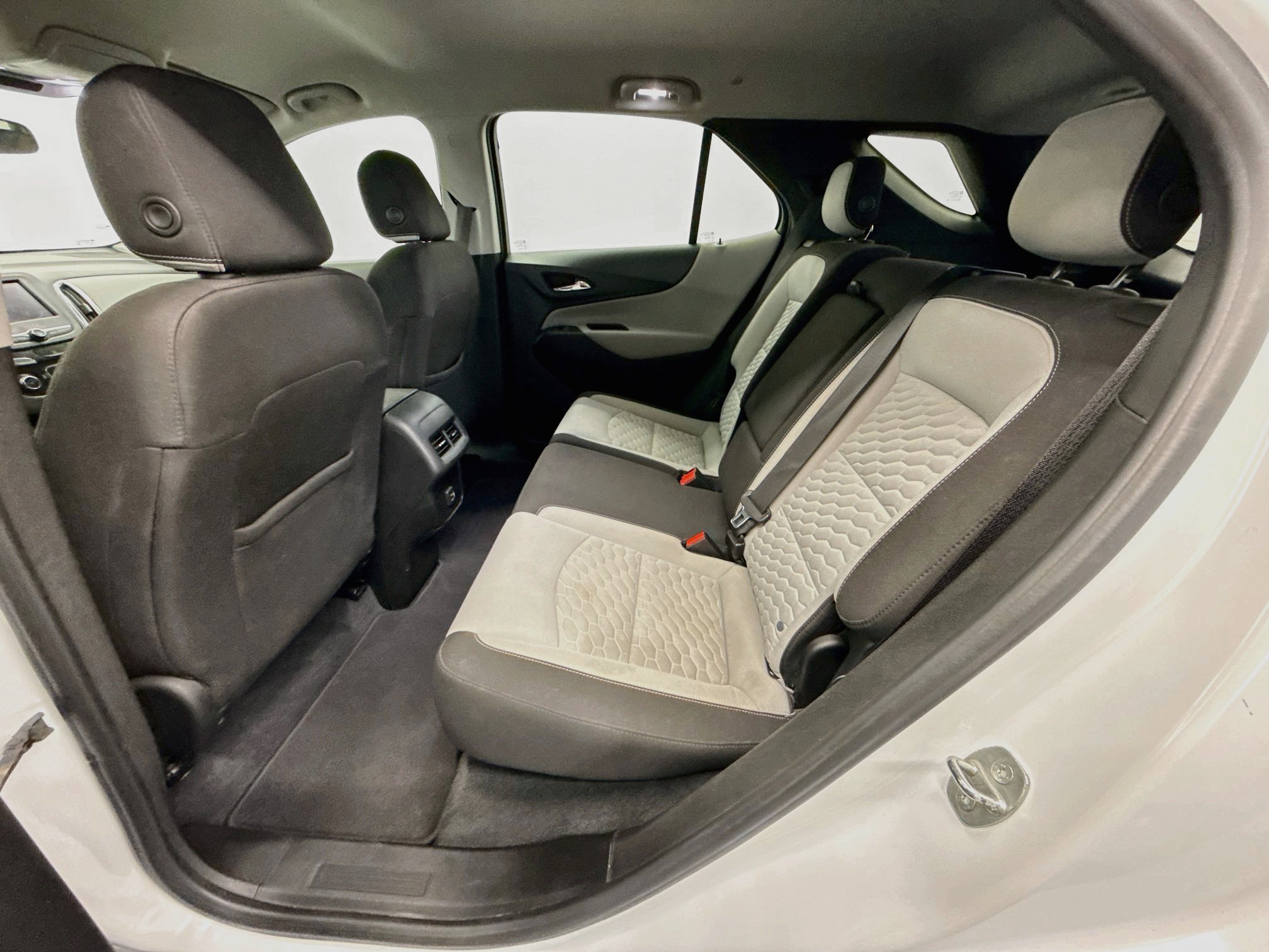 Used 2020 Chevrolet Equinox LS w/ LS Convenience Package FWD image 26