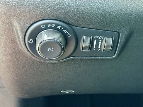 Used 2025 Jeep Compass Latitude w/ Sun & Sound Group AWD/4WD image 11
