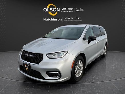 Used 2024 Chrysler Pacifica Touring-L FWD image 1