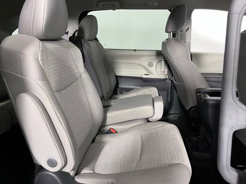 Used 2024 Toyota Sienna LE image 28