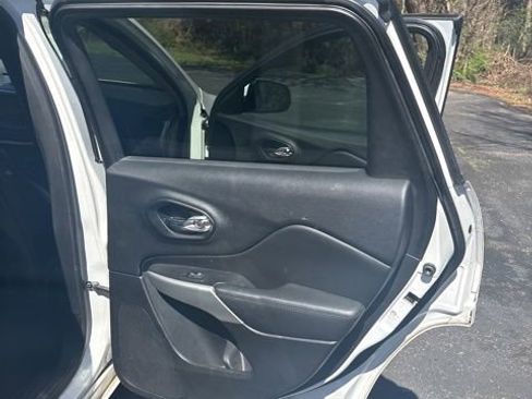 Used 2017 Jeep Cherokee Overland w/ Technology Group image 25