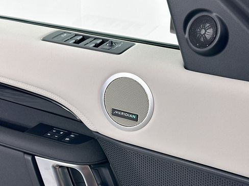 Used 2025 Land Rover Discovery S image 16