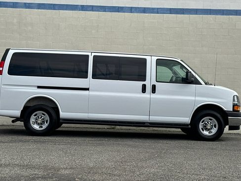 Used 2025 Chevrolet Express 3500 LT w/ LT Preferred Equipment Group RWD image 3