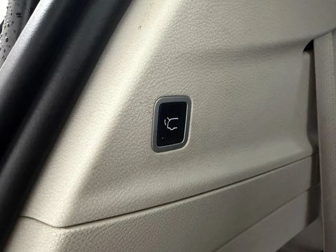 Used 2017 Chrysler Pacifica Touring-L FWD image 29