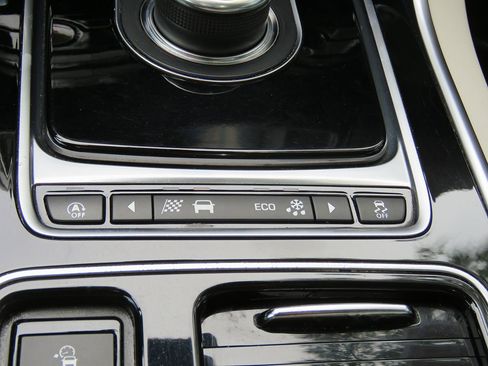 Used 2018 Jaguar XE Prestige image 26