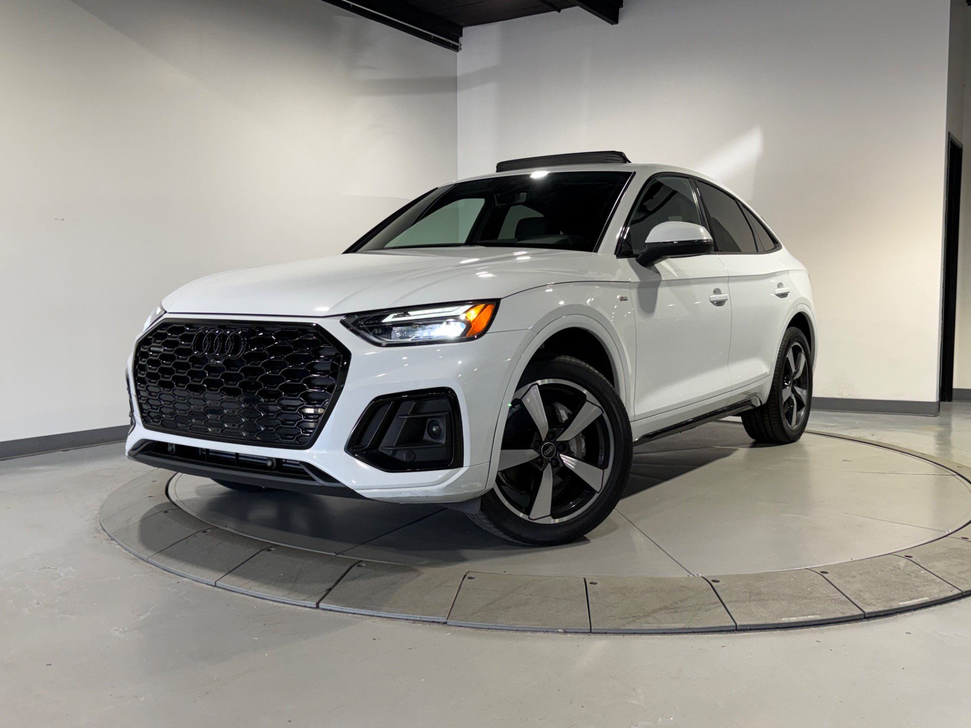 Used 2023 Audi Q5 2.0T Premium Plus w/ Premium Plus Package AWD/4WD image 3