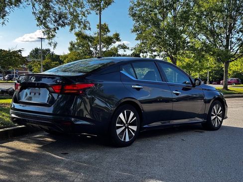 Used 2022 Nissan Altima 2.5 SV FWD image 8